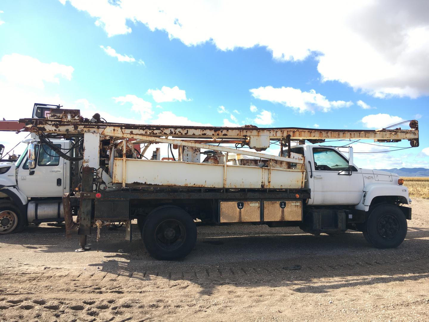 CAMION GMC CON PERFORADORA 